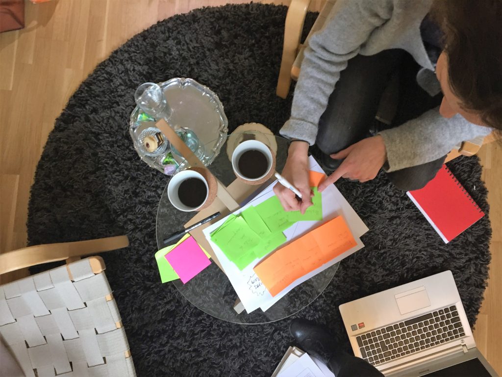 Vi dricker kaffe och arbetar med målformulering.