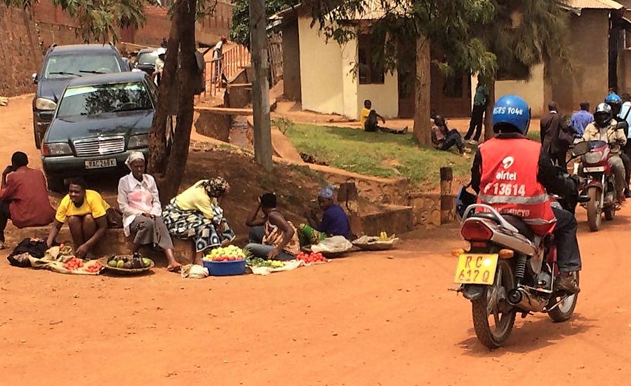 En vanlig syn i Kigali. Motorcykeltaxi och gatuförsäljning. 